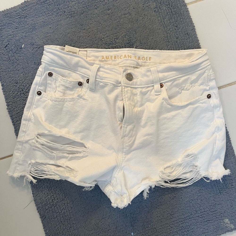 American Eagle Outfitters White ‘90s Boyfriend Short